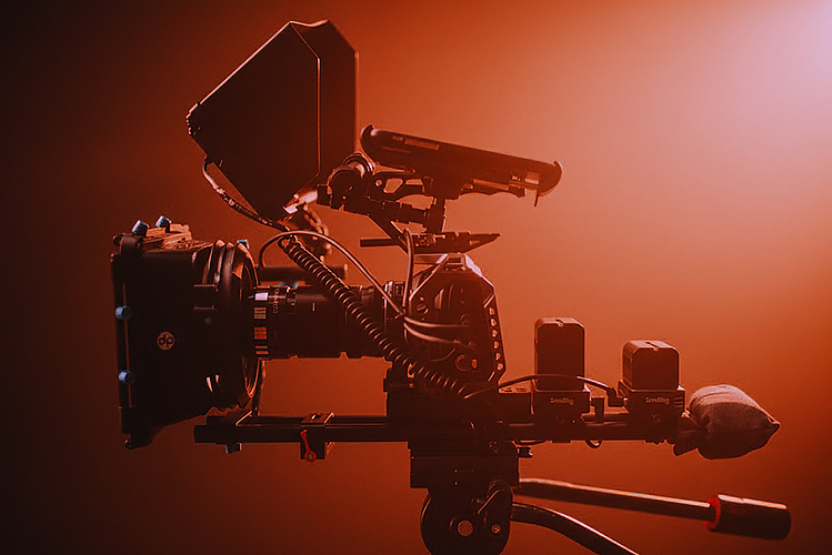 Studio-2b: Profesjonalny fotograf i produkcja teledysków – sesje zdjęciowe oraz fotografia reklamowa w miastach: Wałbrzych, Bolesławiec, Dzierżoniów, Wrocław, Świdnica, Legnica, Lubin, Głogów, Jelenia Góra, Kłodzko, Opole, Nysa, Świebodzice, Zgorzelec i Zielona Góra.